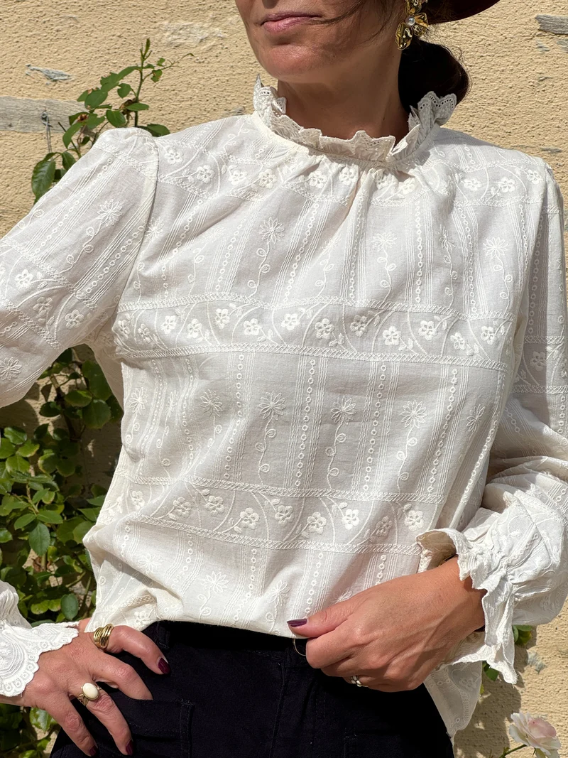 Blouse broderies florales beiges GUSTIN In April 1986