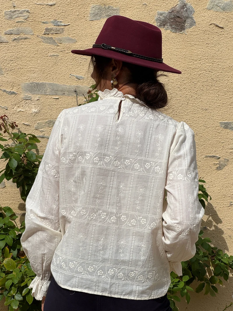 Blouse broderies florales beiges GUSTIN In April 1986