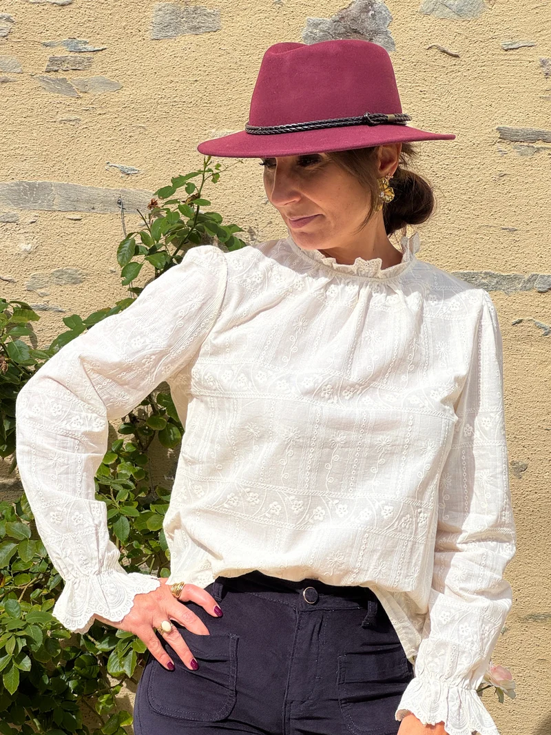 Blouse broderies florales beiges GUSTIN In April 1986