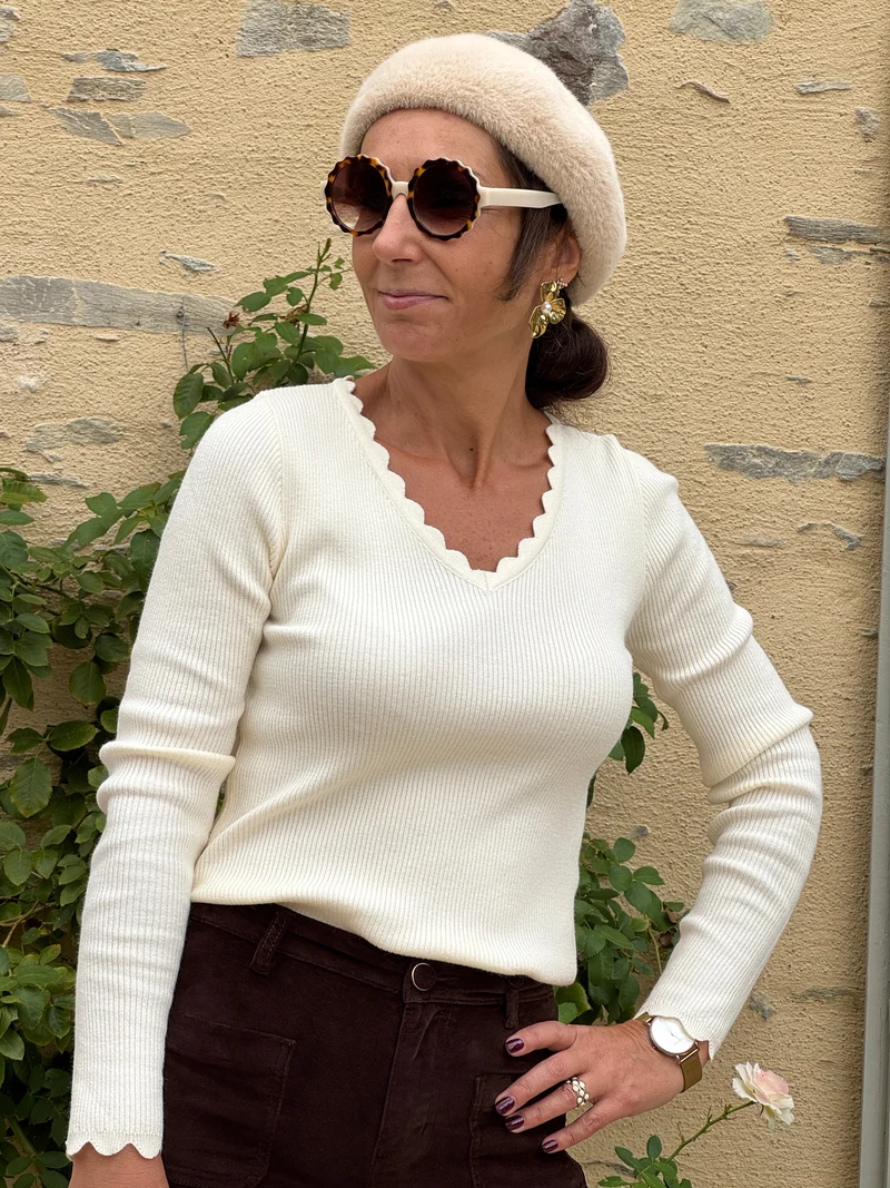 Top beige col V VICTOIRE In April 1986