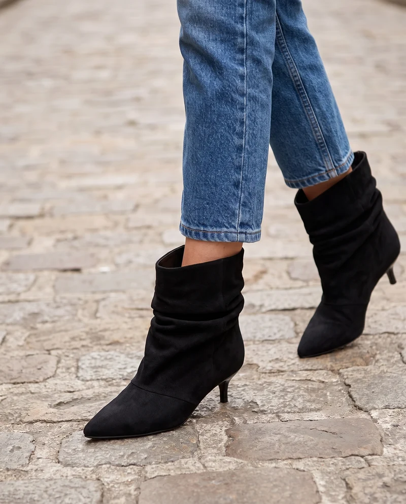 DELIA NOIR