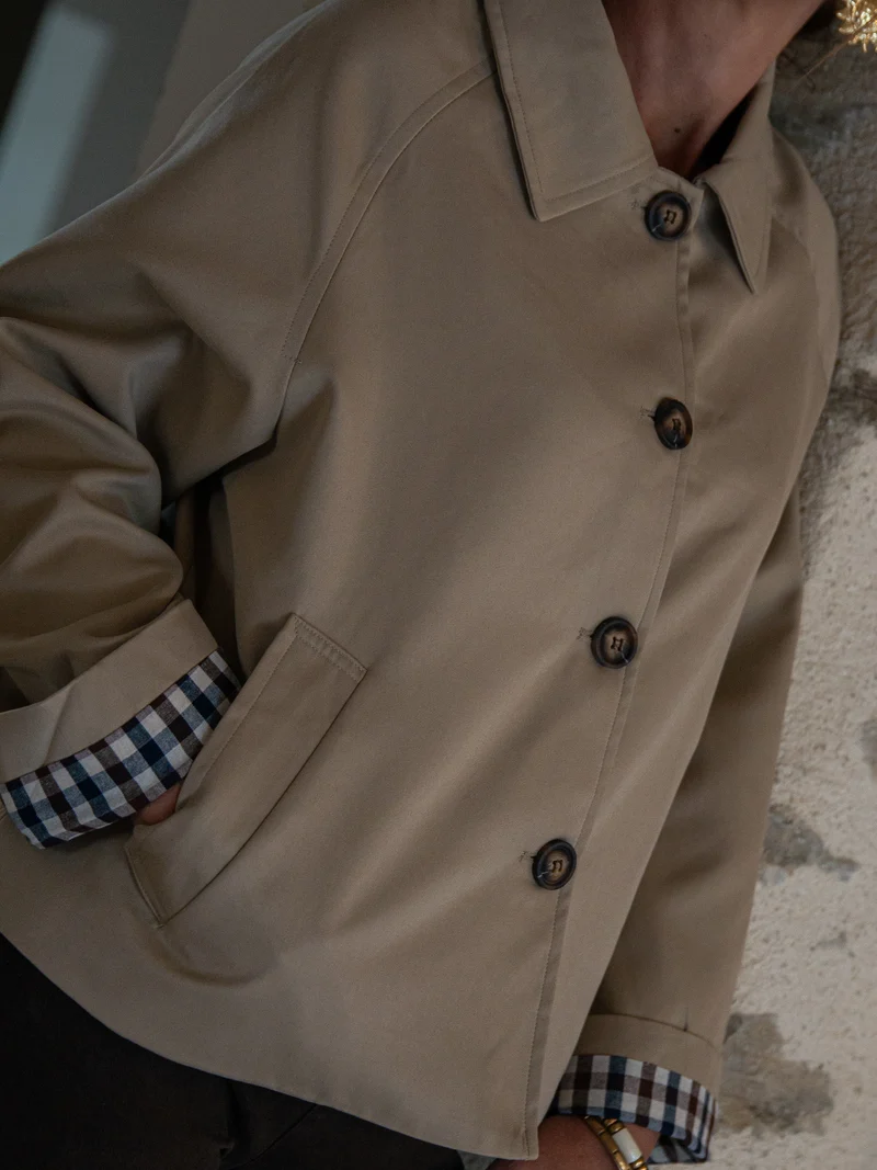 Trench court beige détail vichy marine et chocolat CALYSTO