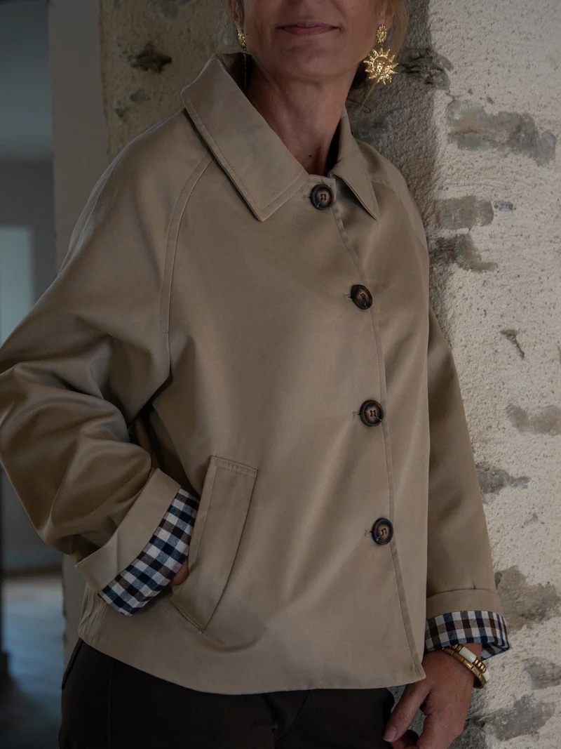 Trench court beige détail vichy marine et chocolat CALYSTO
