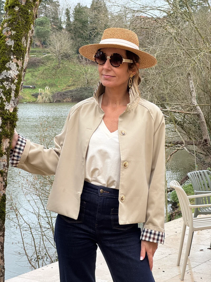 Trench beige court col montant détail vichy marine et chocolat OLIVIA