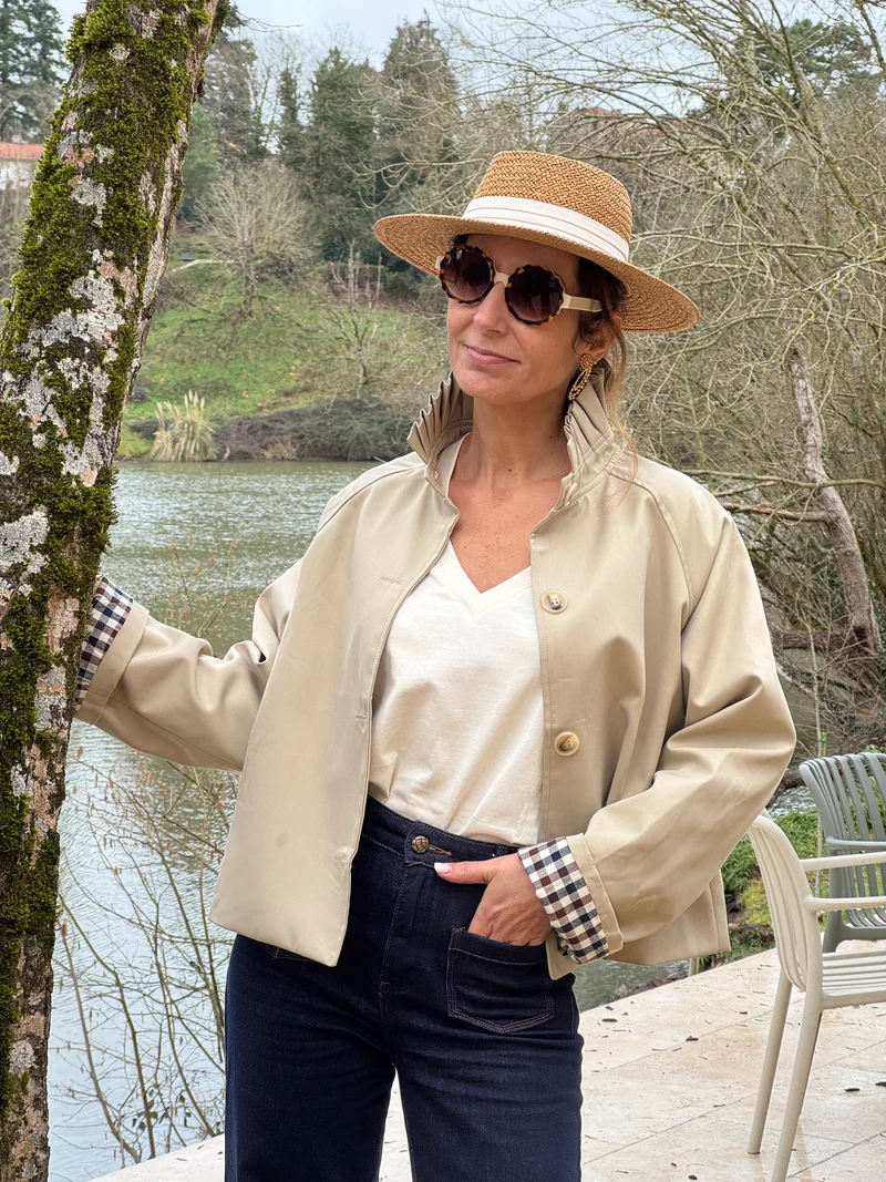 Trench beige court col montant détail vichy marine et chocolat OLIVIA