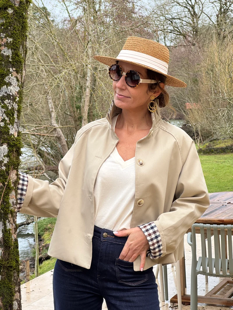 Trench beige court col montant détail vichy marine et chocolat OLIVIA
