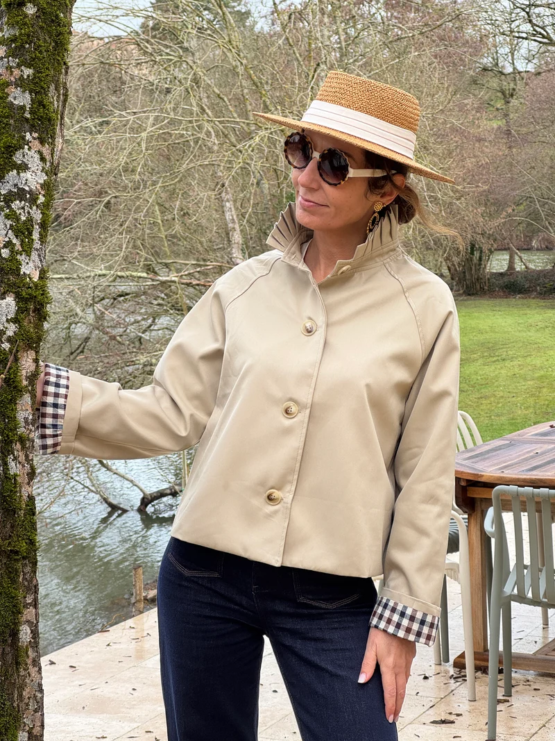 Trench beige court col montant détail vichy marine et chocolat OLIVIA