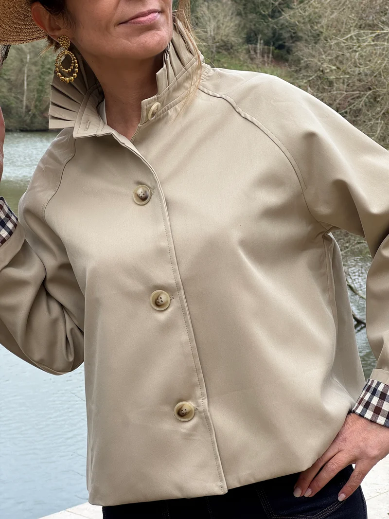 Trench beige court col montant détail vichy marine et chocolat OLIVIA