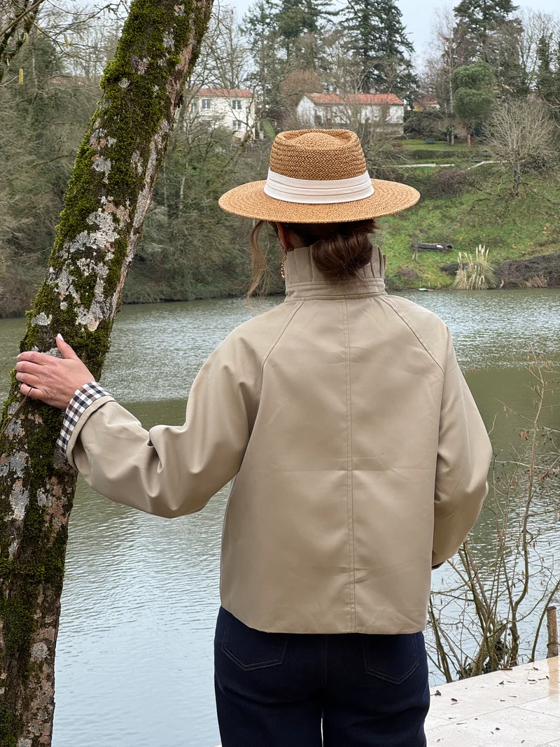 Trench beige court col montant détail vichy marine et chocolat OLIVIA