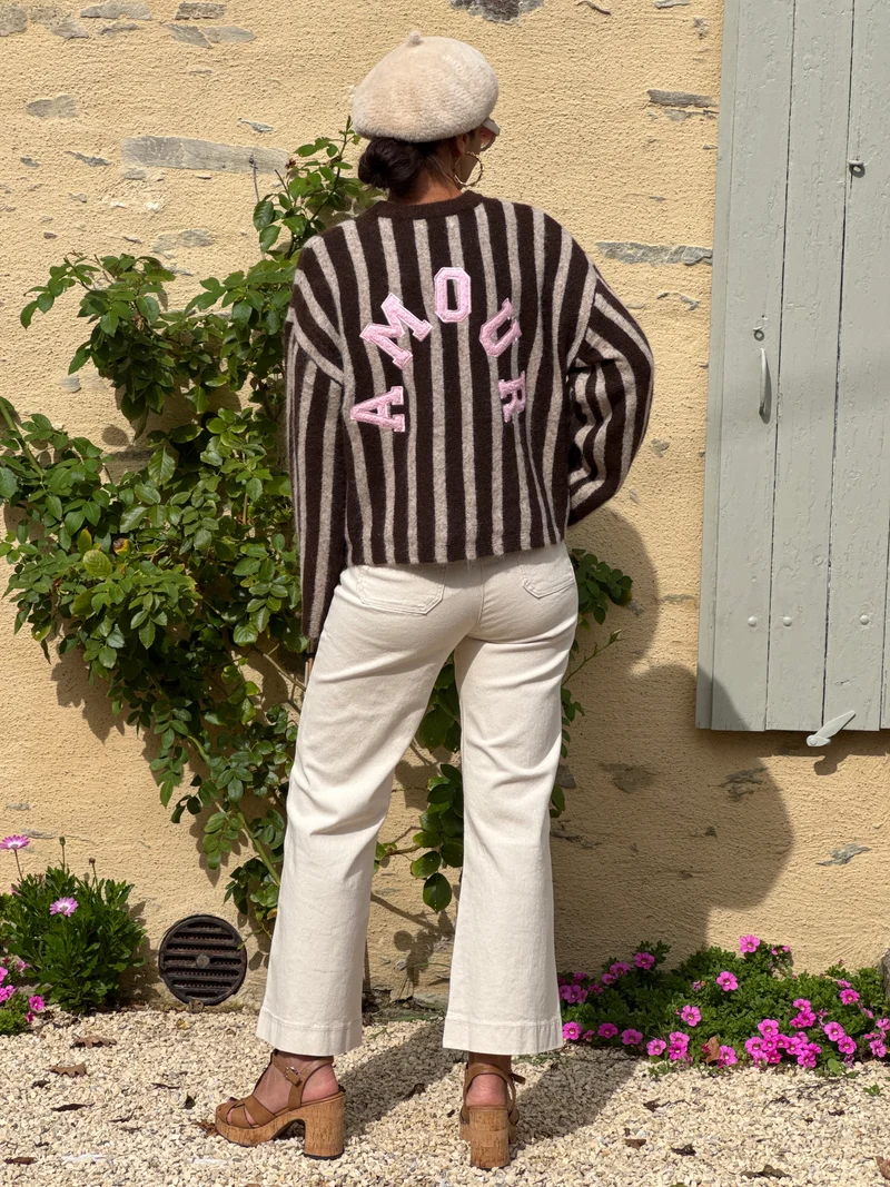 Pull rayures chocolat fond beige broderie rose AMOUR