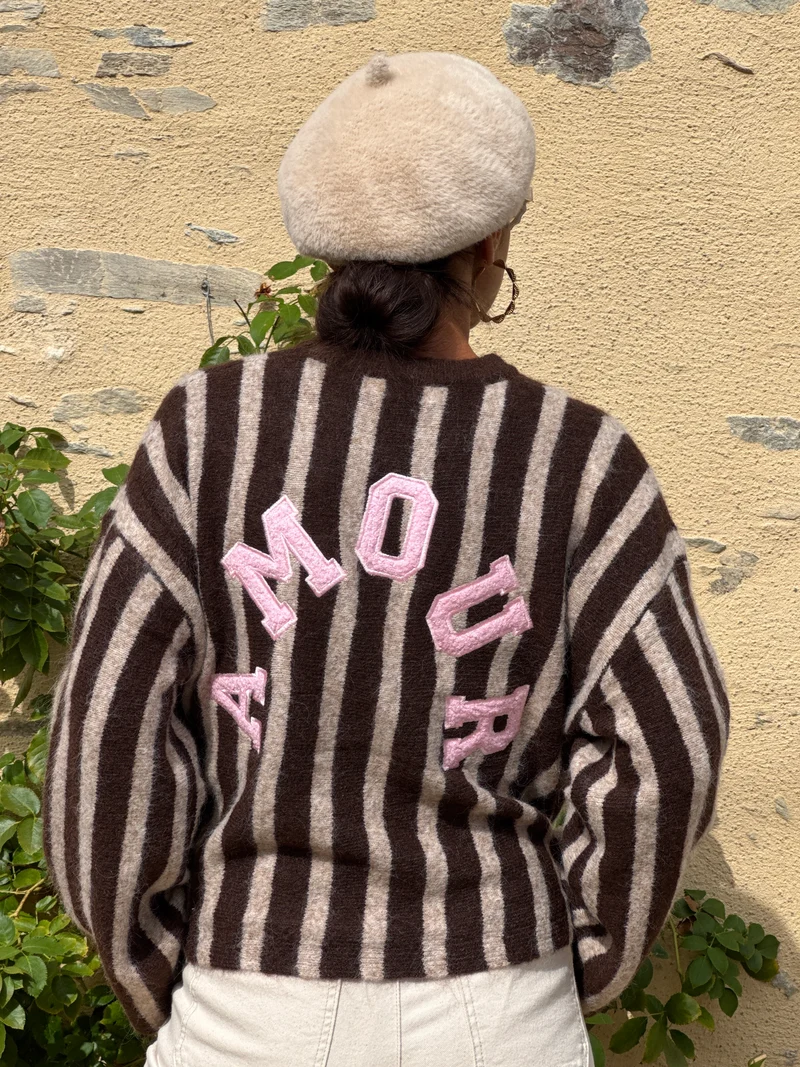 Pull rayures chocolat fond beige broderie rose AMOUR