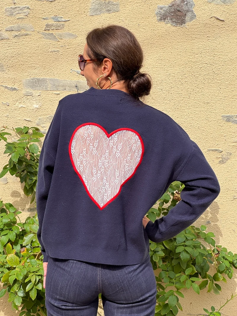 Pull cœur dentelle blanche ajourée dos marine CŒUR