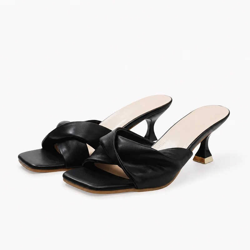 Women's Sandal with a Refined Square Toe and Easy to Slip On