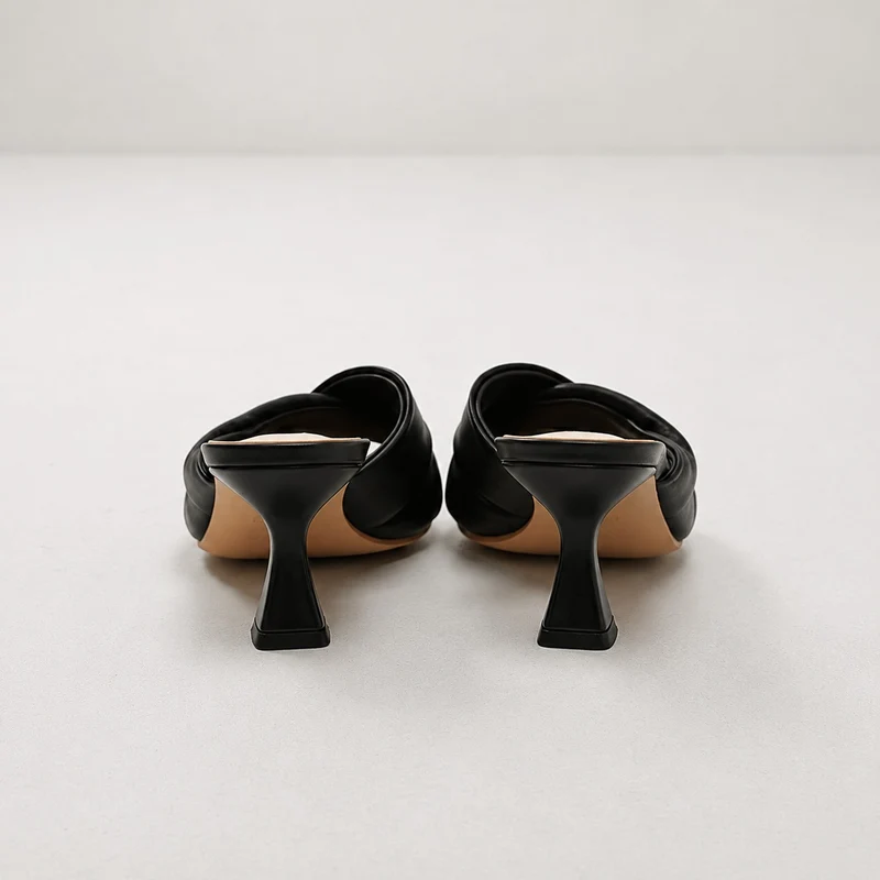 Women's Sandal with a Refined Square Toe and Easy to Slip On