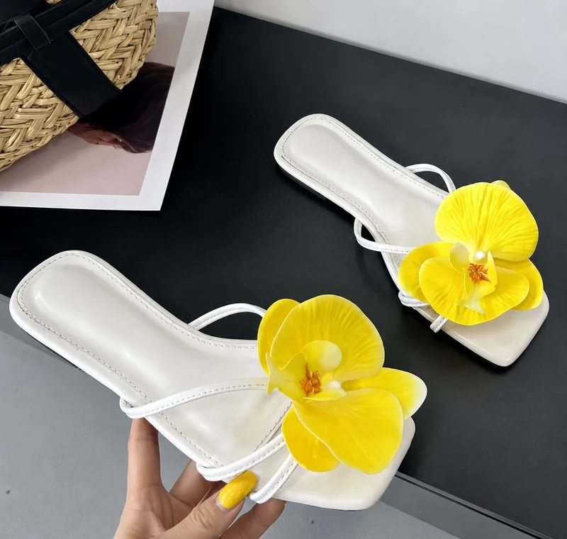 Summer Flat Sandals with Ornamental Flower