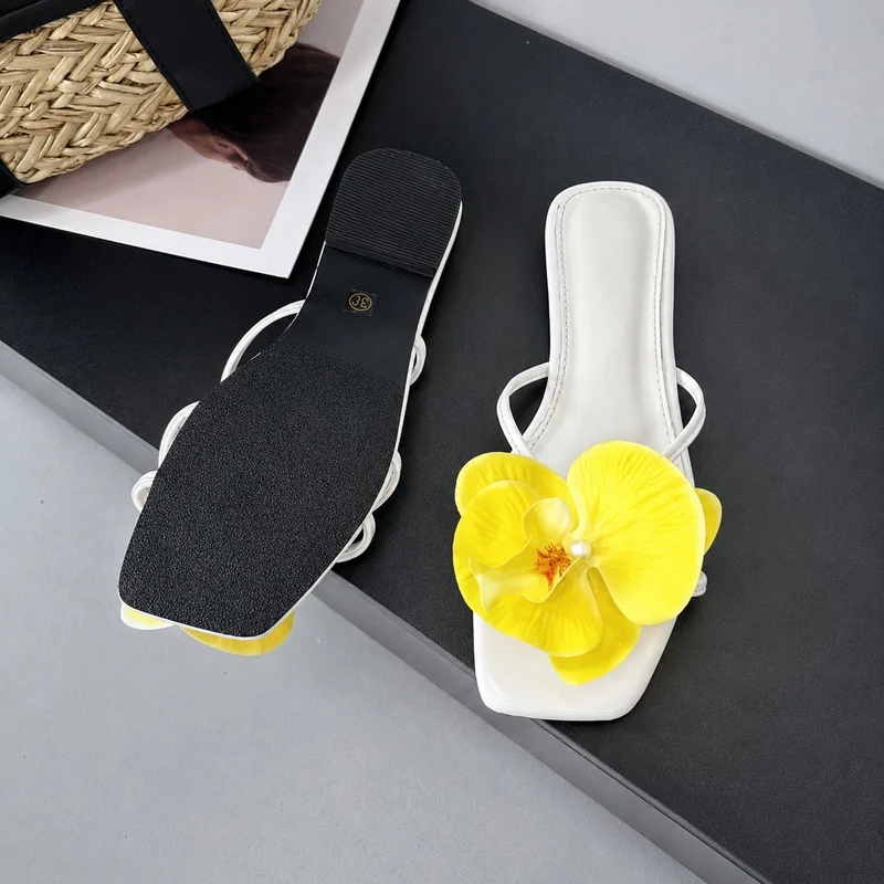 Summer Flat Sandals with Ornamental Flower