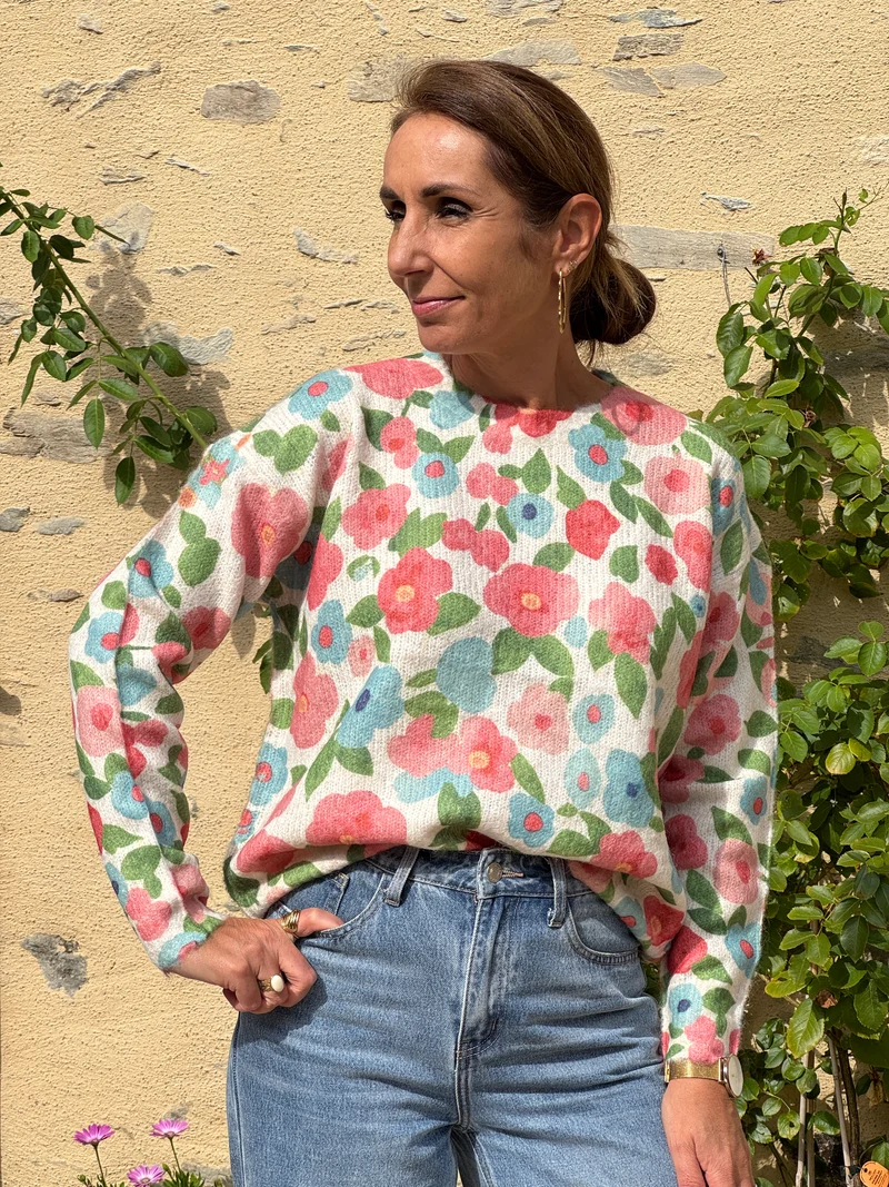 Pull LIOR floral rose, jaune et bleu ciel fond beige In April 1986