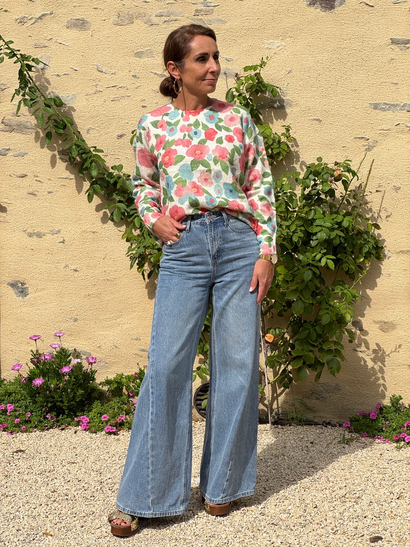 Pull LIOR floral rose, jaune et bleu ciel fond beige In April 1986