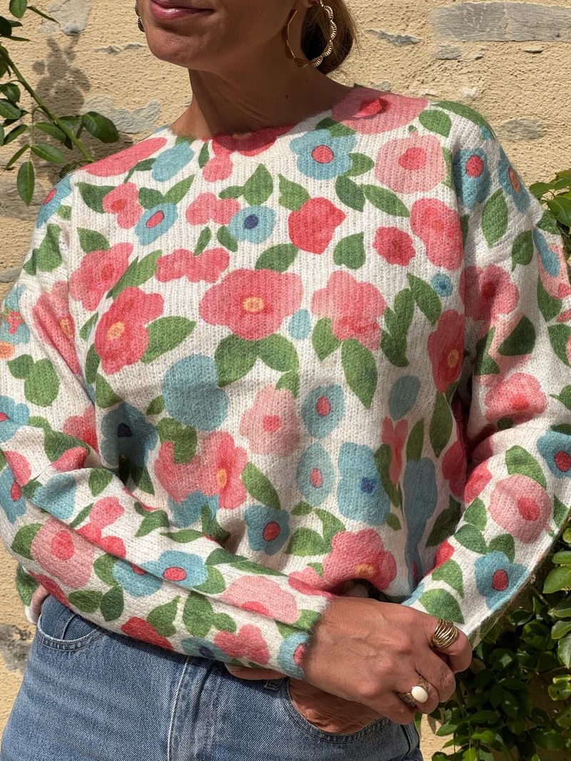 Pull LIOR floral rose, jaune et bleu ciel fond beige In April 1986