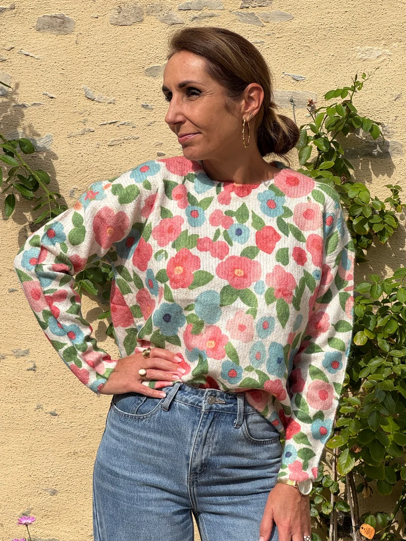 Pull LIOR floral rose, jaune et bleu ciel fond beige In April 1986