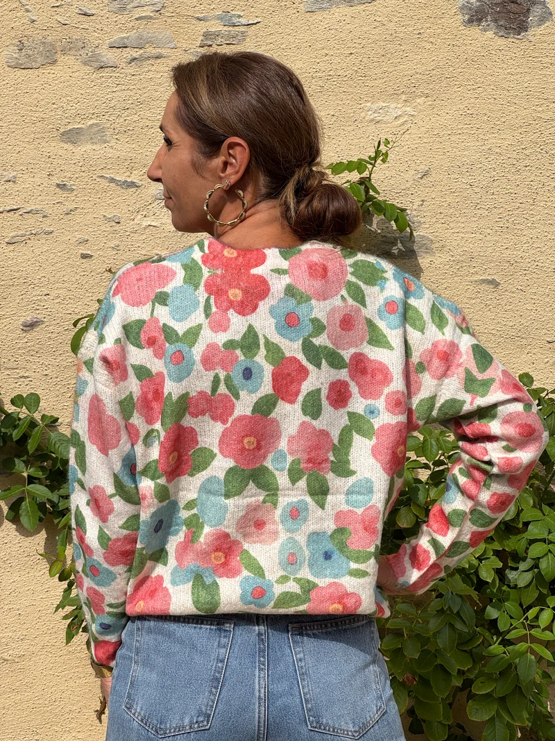Pull LIOR floral rose, jaune et bleu ciel fond beige In April 1986