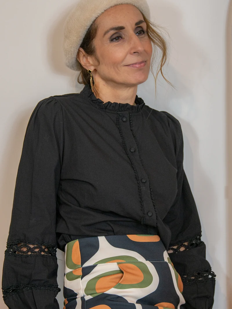 Chemisier noir brodé MIA In April 1986