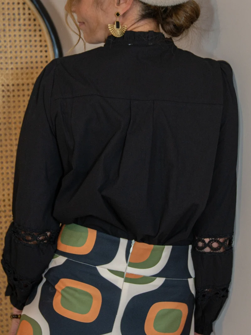 Chemisier noir brodé MIA In April 1986