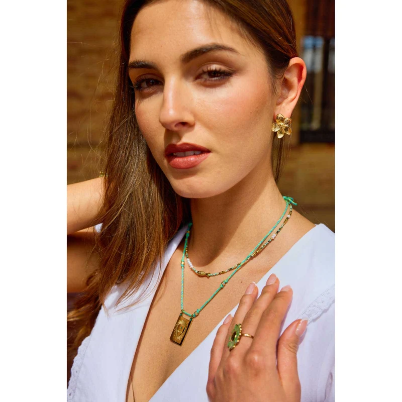 Boucles d’oreilles puces dorées fleur avec cœur de pollen – 2,5 cm