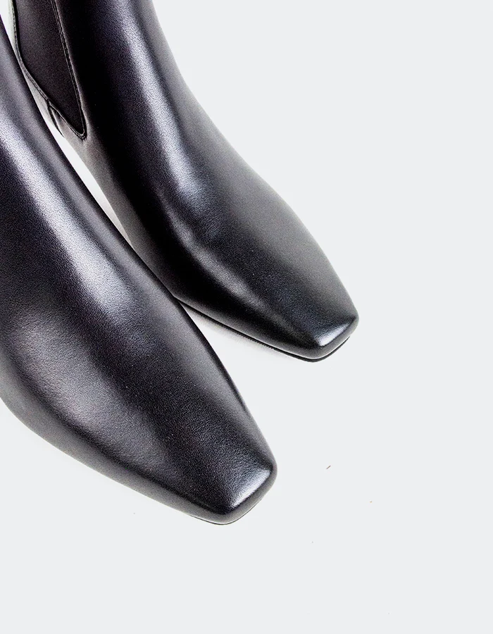 Illyria Black Leather