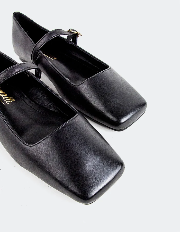 Phylia Black Leather