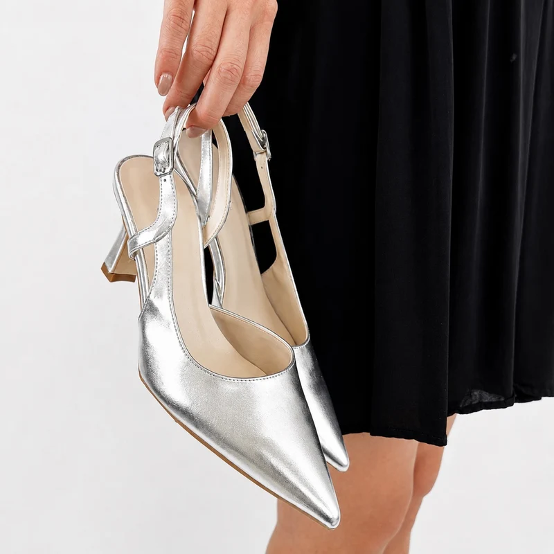 Open-toe pumps