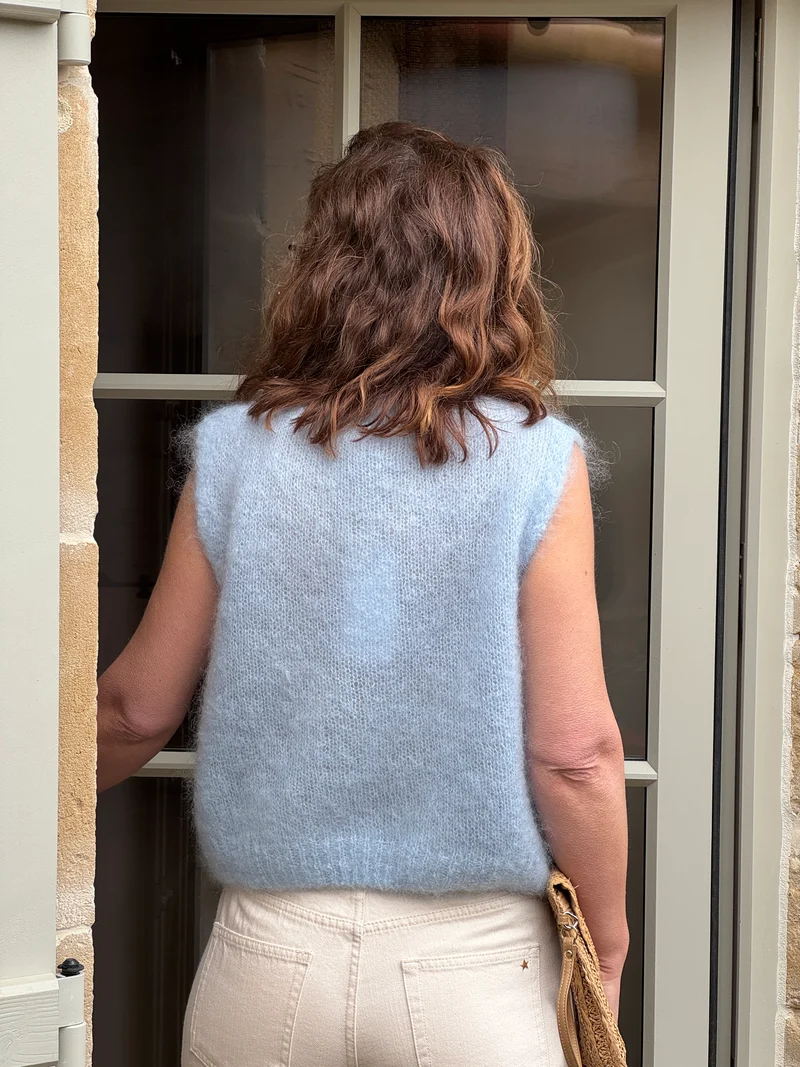 Pull bleu ciel sans manches col rond INOA