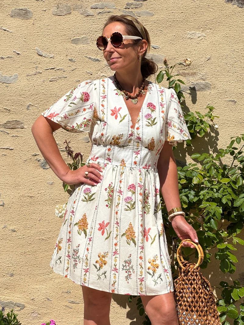 Robe imprimé floral rose et vert fond beige SOUHEILA In April 1986