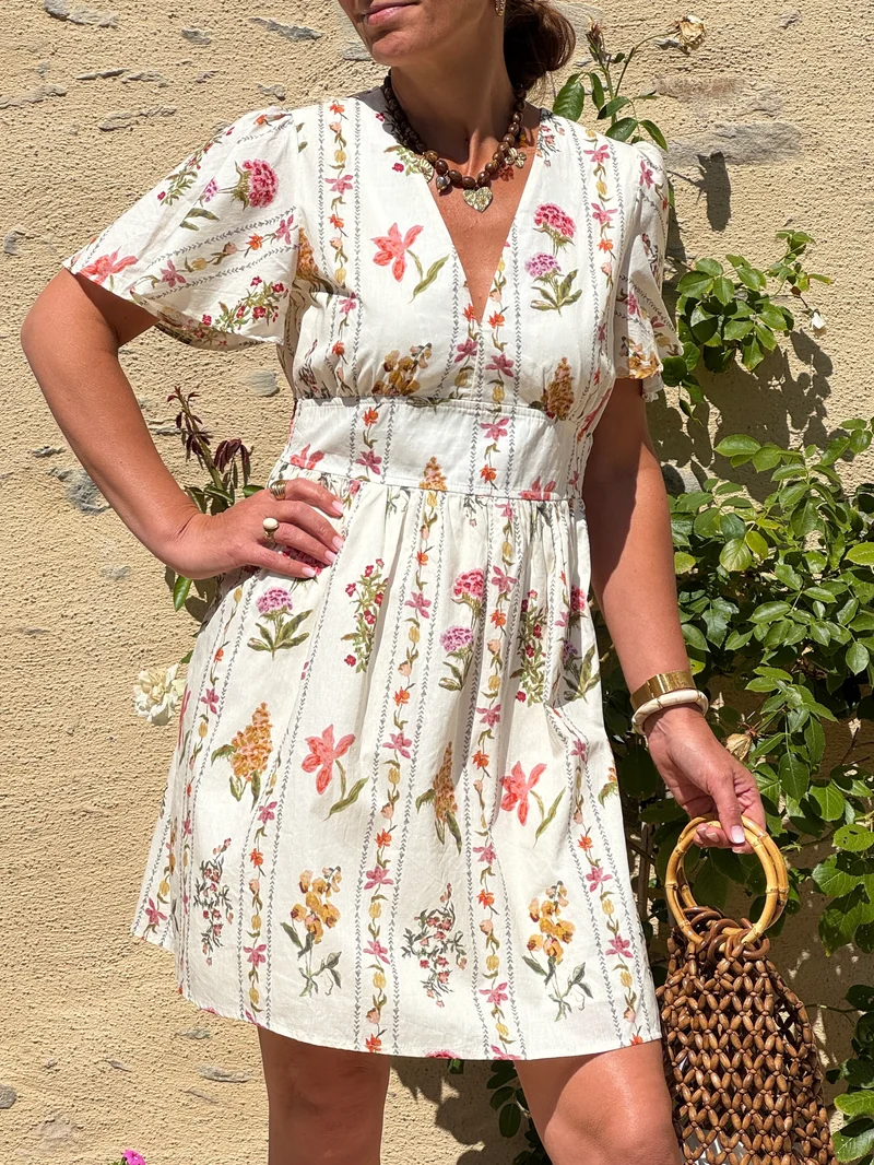 Robe imprimé floral rose et vert fond beige SOUHEILA In April 1986