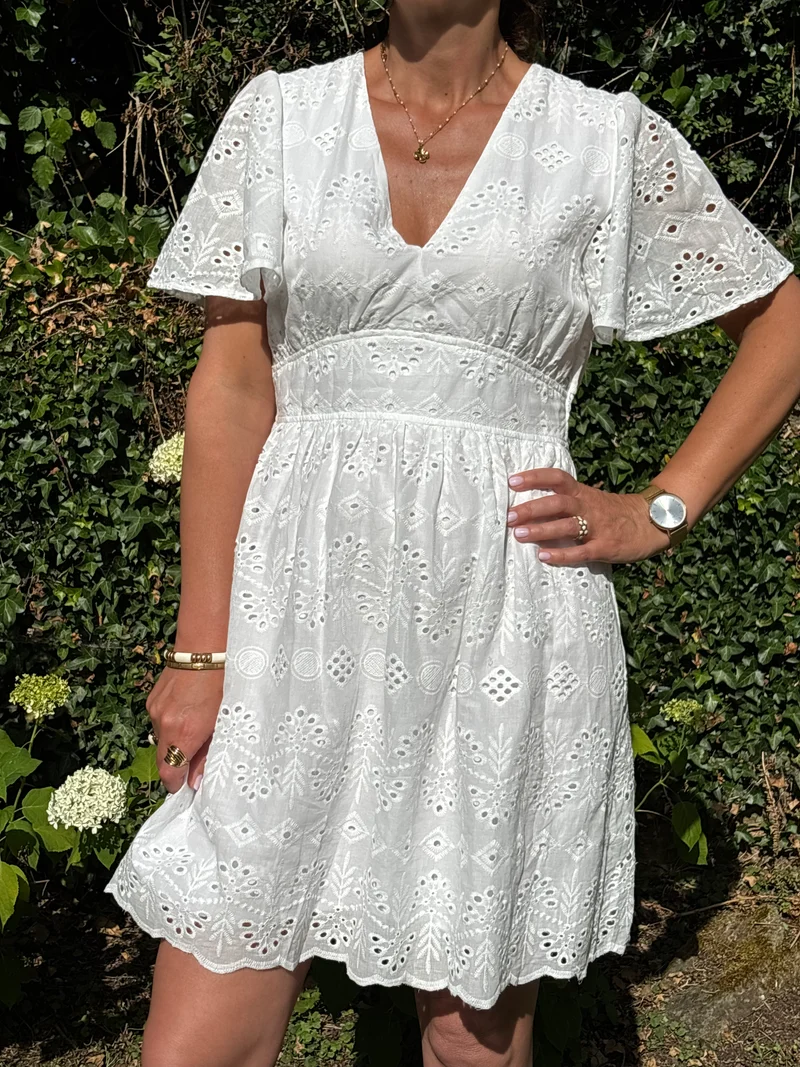 Robe empire broderie blanche JALEN In April 1986
