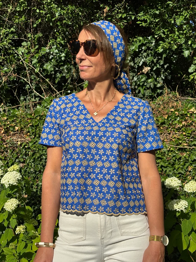 Top broderie beige fond bleu BRODERIE Hippocampe