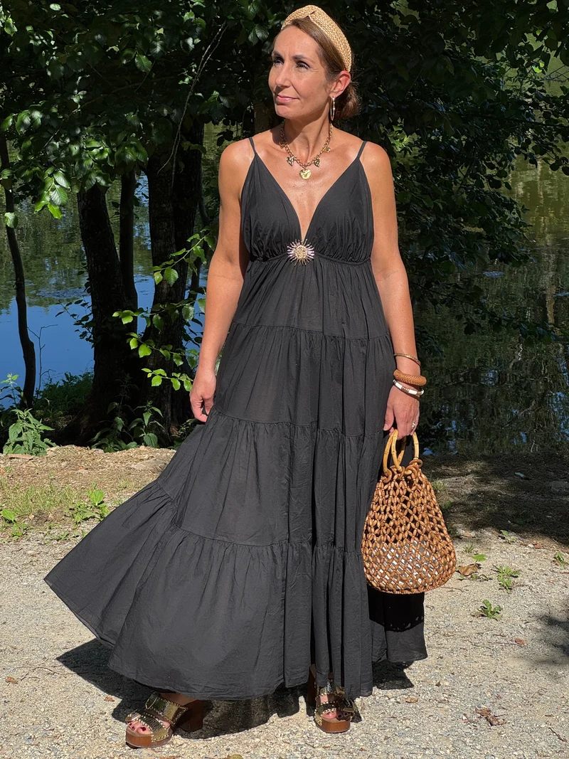 Robe noire empire bijou soleil doré SOLEIL