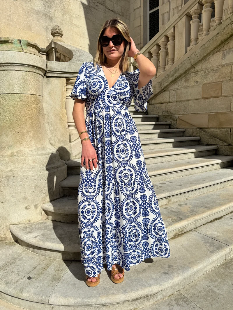 Robe longue blanche imprimé bleu roi CALISTA In April 1986