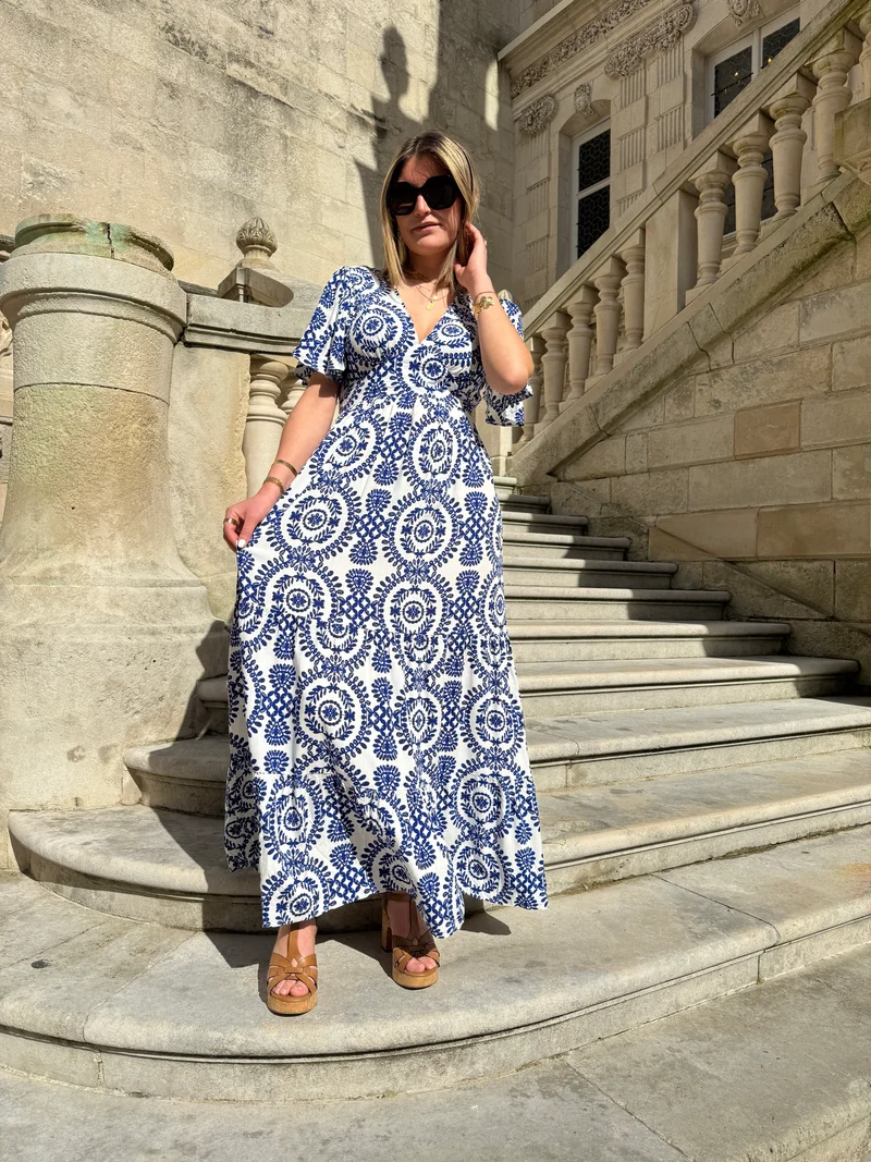 Robe longue blanche imprimé bleu roi CALISTA In April 1986