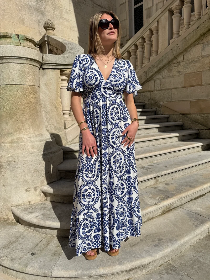Robe longue blanche imprimé bleu roi CALISTA In April 1986