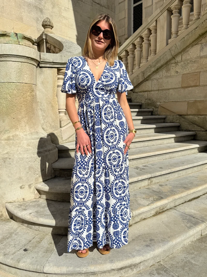 Robe longue blanche imprimé bleu roi CALISTA In April 1986
