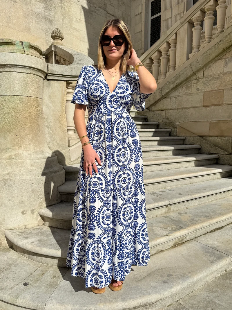 Robe longue blanche imprimé bleu roi CALISTA In April 1986