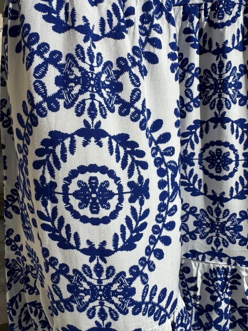 Robe longue blanche imprimé bleu roi CALISTA In April 1986