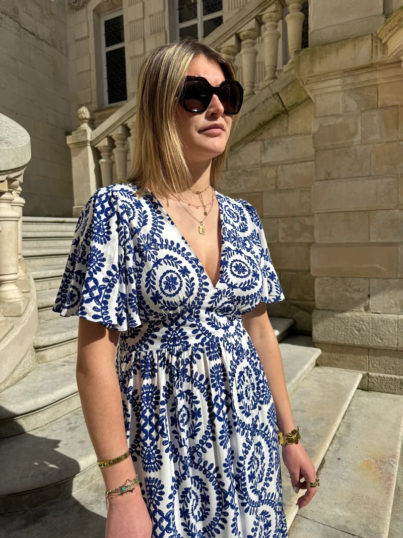 Robe longue blanche imprimé bleu roi CALISTA In April 1986