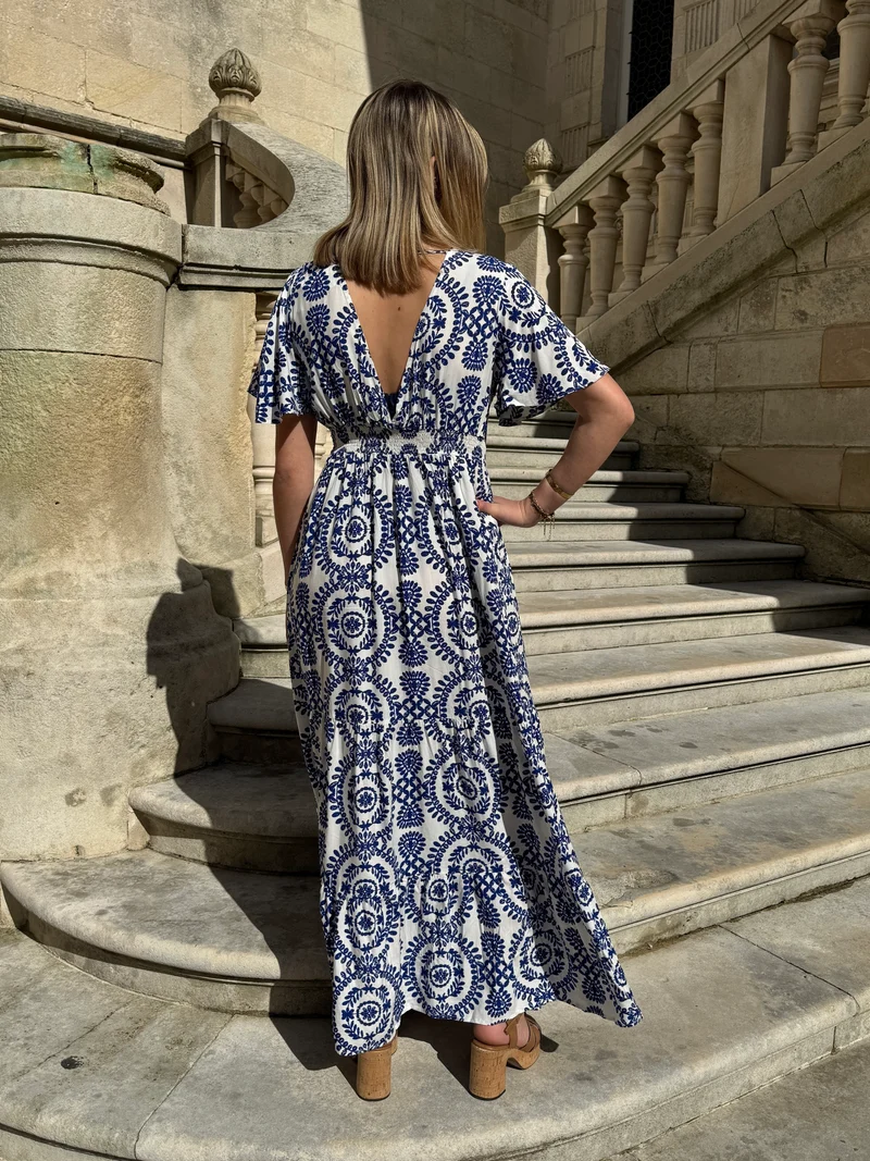 Robe longue blanche imprimé bleu roi CALISTA In April 1986