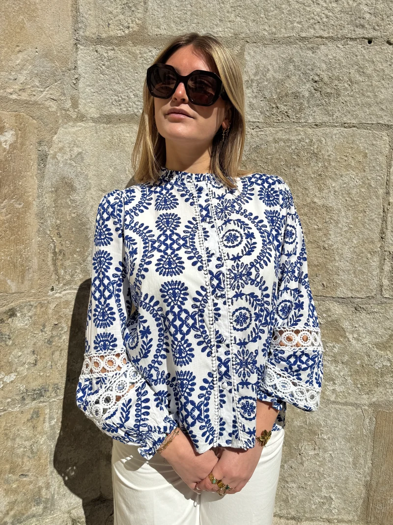 Blouse blanche imprimé bleu roi THEA In April 1986