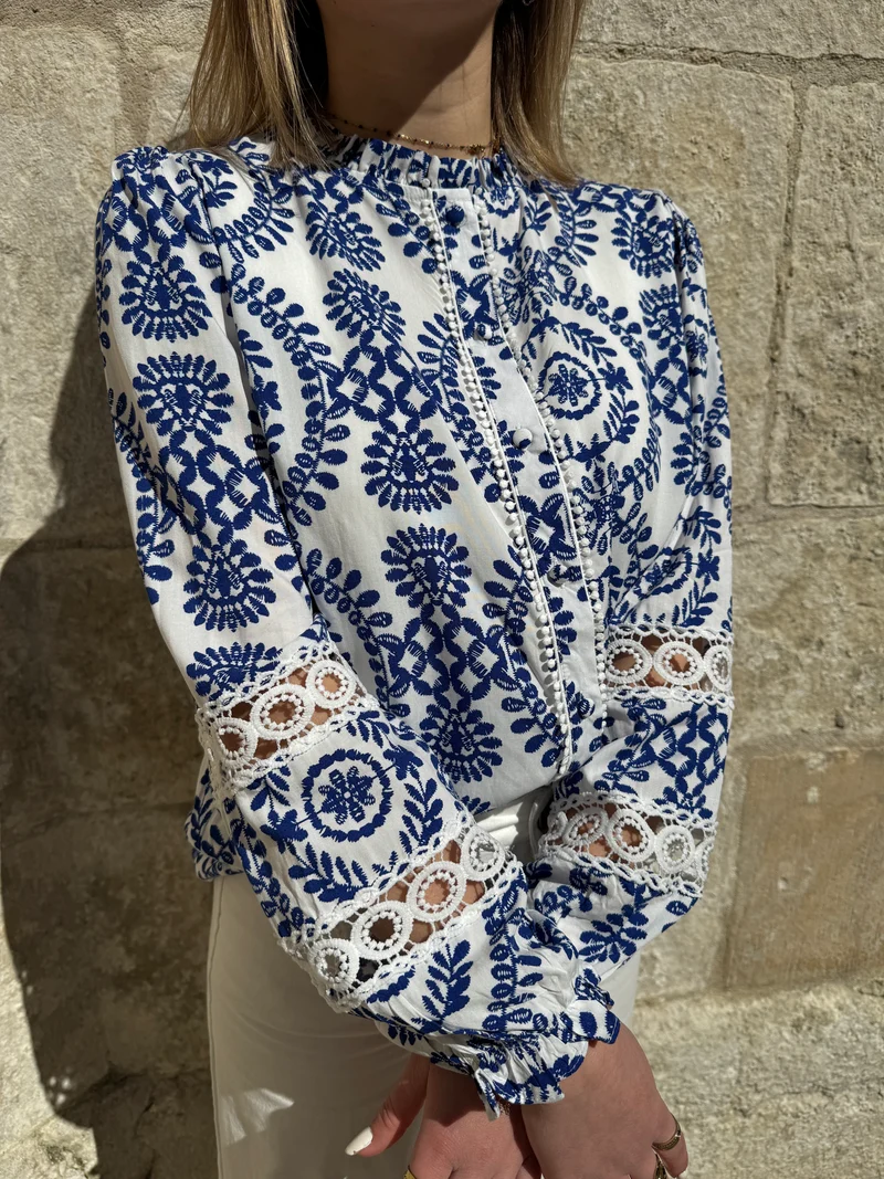 Blouse blanche imprimé bleu roi THEA In April 1986