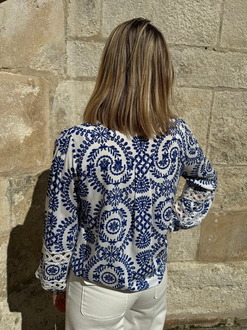 Blouse blanche imprimé bleu roi THEA In April 1986
