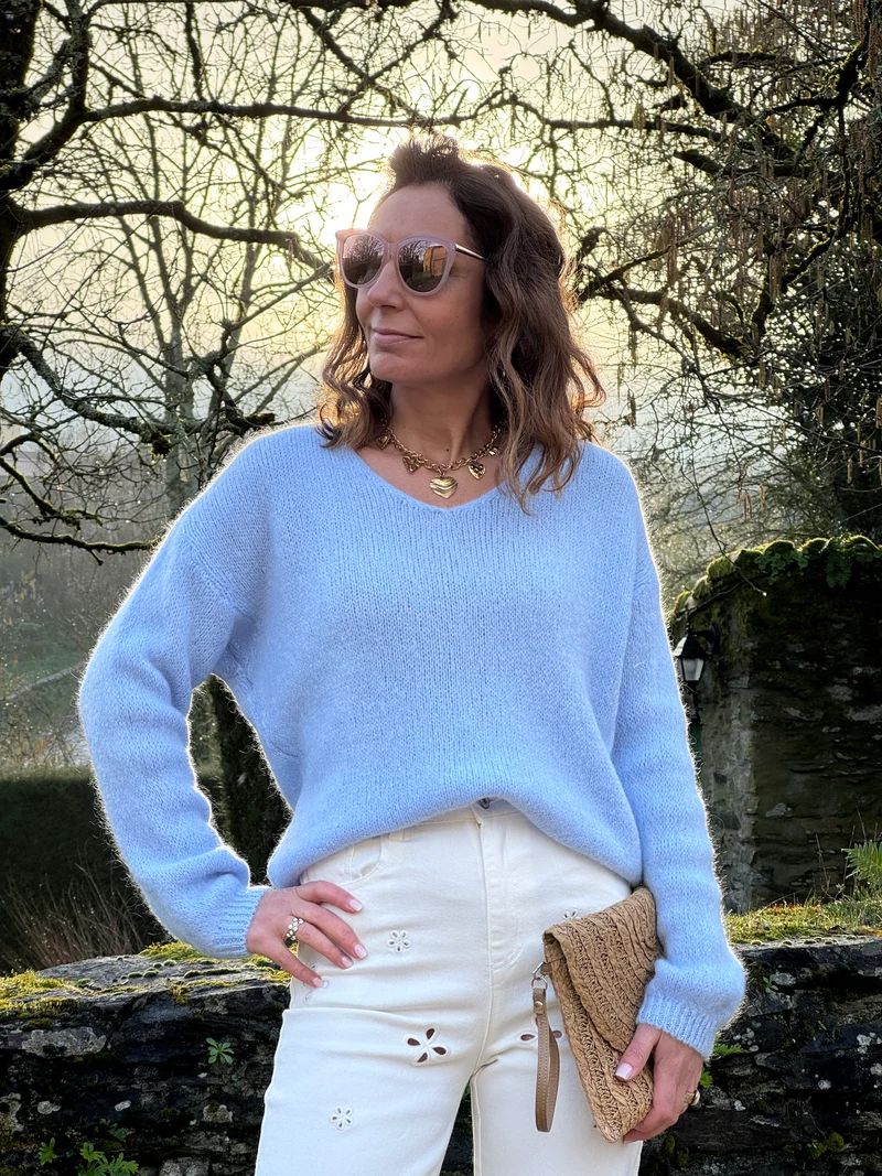 Pull bleu ciel en maille col V NADEGE