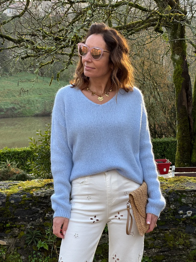 Pull bleu ciel en maille col V NADEGE